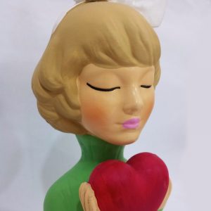 مجسمه دکوری دختر قلب به دست - تصویر 2